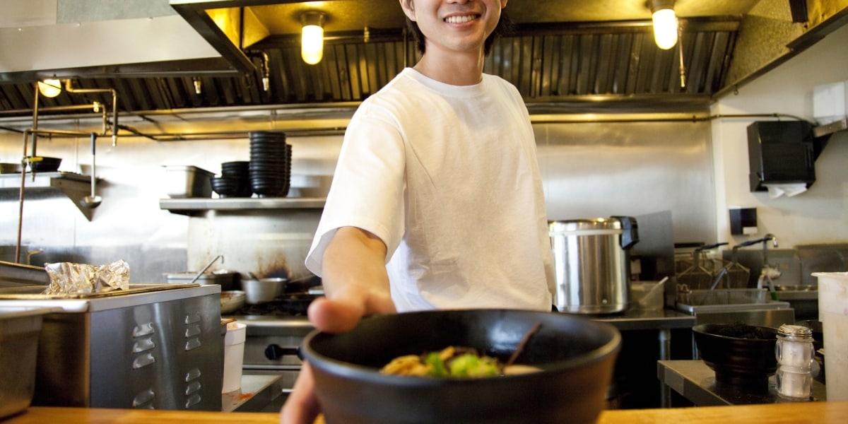 ラーメンに「G」混入で、客が激怒「金銭的補償を」　店は謝罪と食事券提供するも「心を逆なでされた」 – 弁護士ドットコム